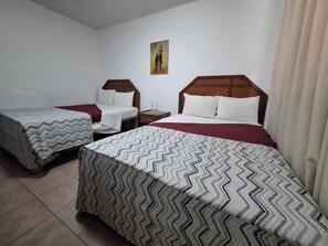 Zimmer, 2 Doppelbetten | Daunenbettdecken, individuell dekoriert, individuell eingerichtet