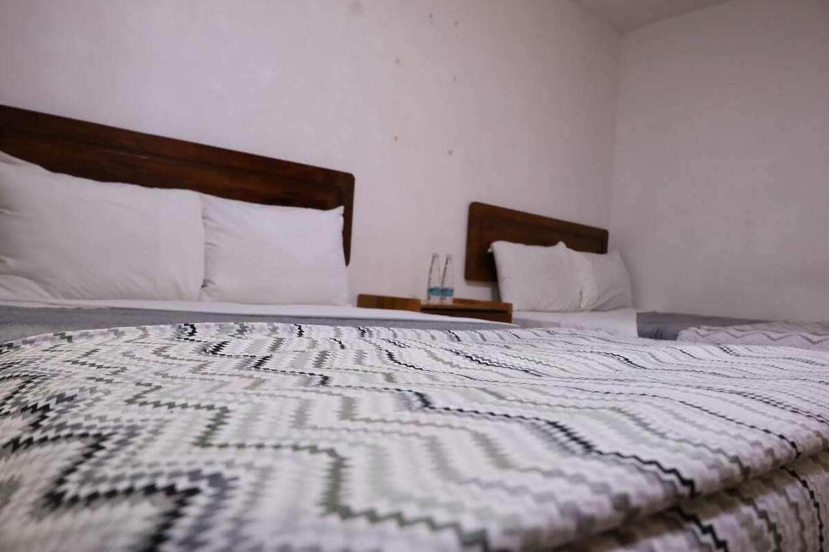 Habitación, 2 camas matrimoniales | Edredón, cortinas blackout, tabla de planchar con plancha y wifi gratis 