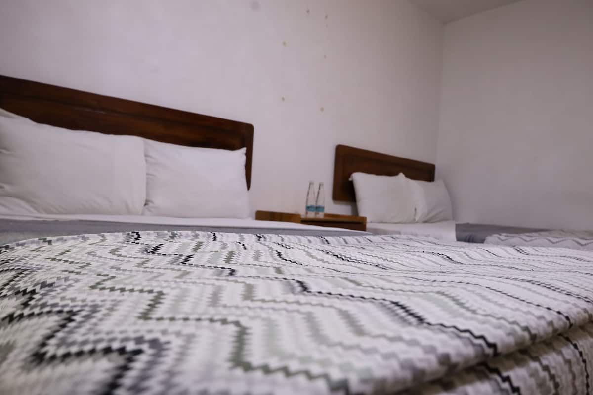 Habitación, 2 camas matrimoniales | Edredón, decoración personalizada y muebles diferentes
