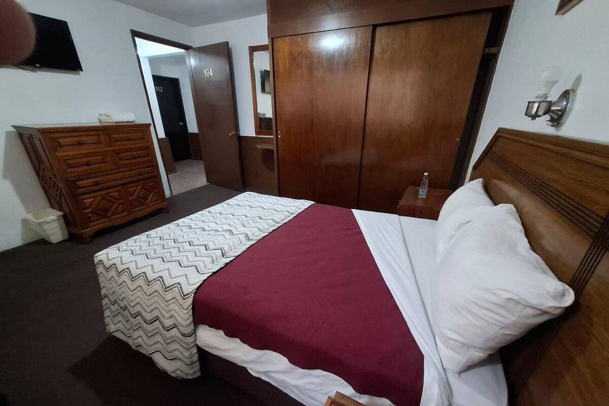 Edredón, cortinas blackout, tabla de planchar con plancha y wifi gratis 