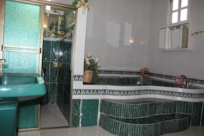 Buồng tắm vòi sen, khăn tắm