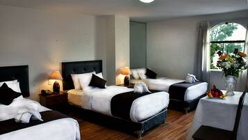 Habitación triple, baño privado, vistas a la ciudad | Caja fuerte y wifi gratis