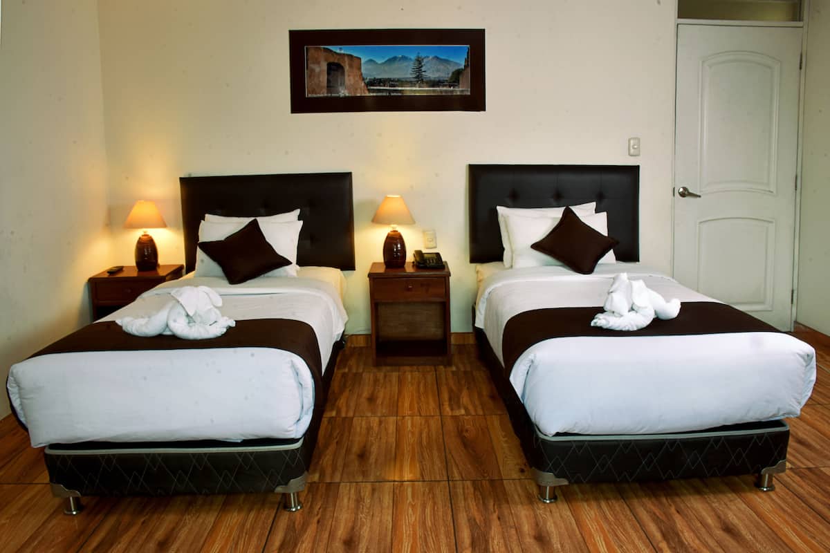 Chambre avec lits jumeaux, salle de bains privée | Coffres-forts dans les chambres, Wi-Fi gratuit