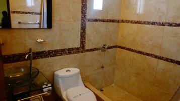 Habitación doble, 1 cama doble, baño privado | Baño | Artículos de higiene personal gratuitos, secador de pelo y toallas