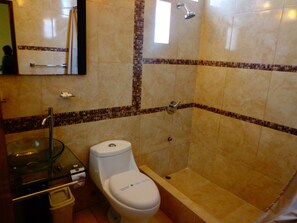 Chambre Double, 1 lit double, salle de bains attenante | Salle de bain | Articles de toilette gratuits, sèche-cheveux, serviettes fournies