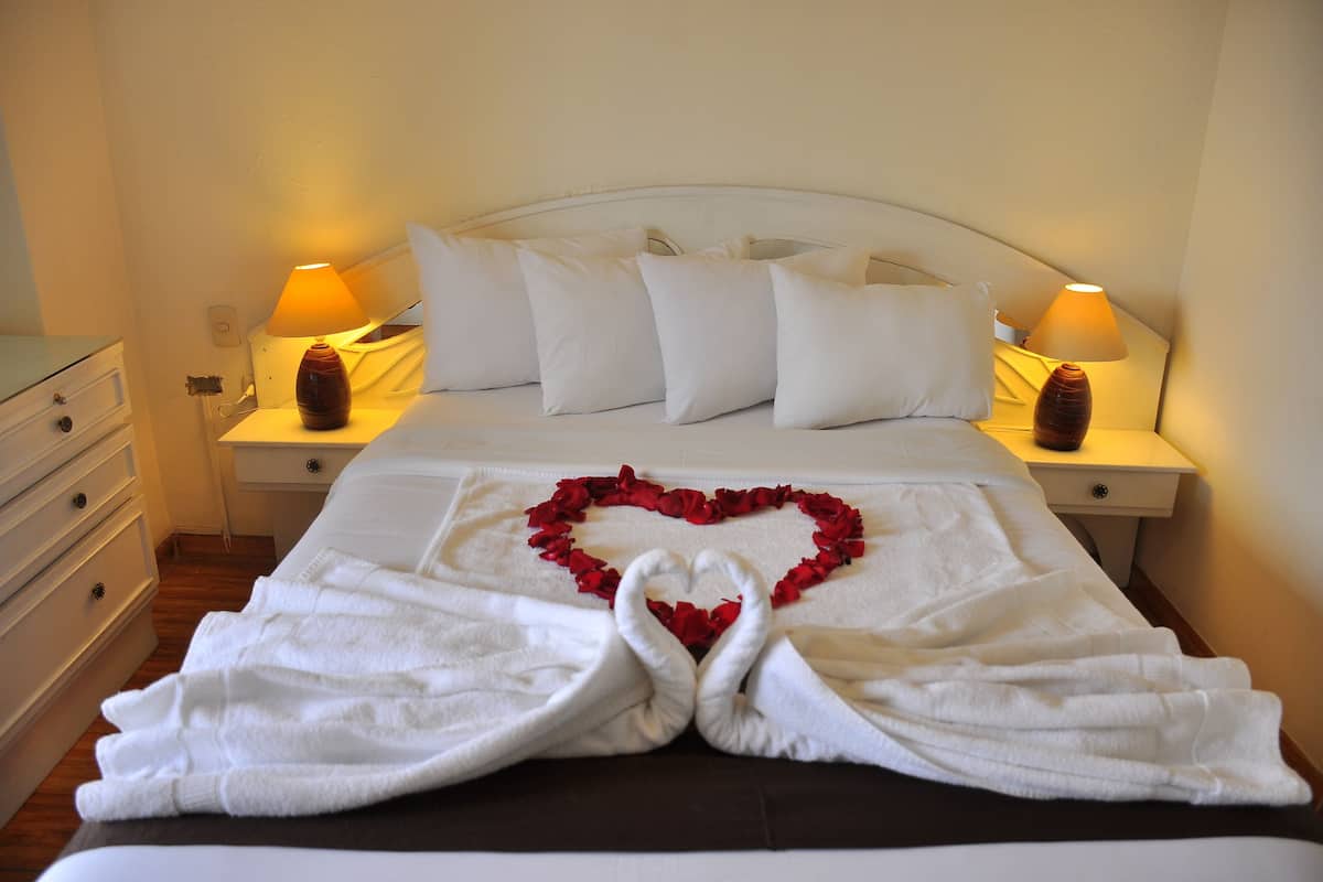 Chambre Double, 1 lit double, salle de bains attenante | Coffres-forts dans les chambres, Wi-Fi gratuit