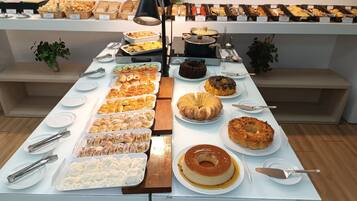 Café da manhã completo grátis todos os dias