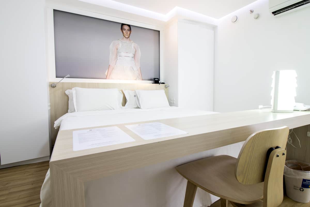 Apartamento Deluxe, 1 cama de matrimonio grande | 1 dormitorio, minibar, caja fuerte y decoración individual