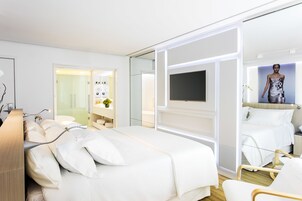 1 dormitorio, minibar, caja fuerte y decoración individual