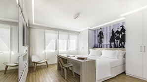 A modern bedroom with a bed, desk, and chairs. - Samba Bossa Nova Ipanema (Rio de Janeiro)