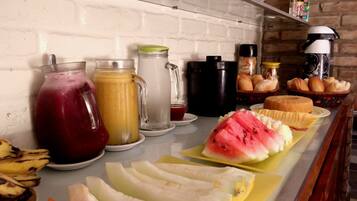 Café da manhã com buffet grátis todos os dias