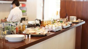 En buffet med forskellige retter og tilbehør.