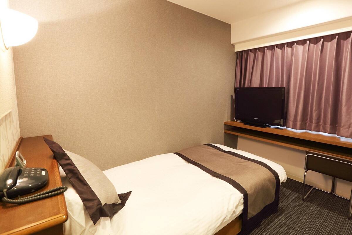 Desk, iron/ironing board (on request), WiFi (free), bed sheets