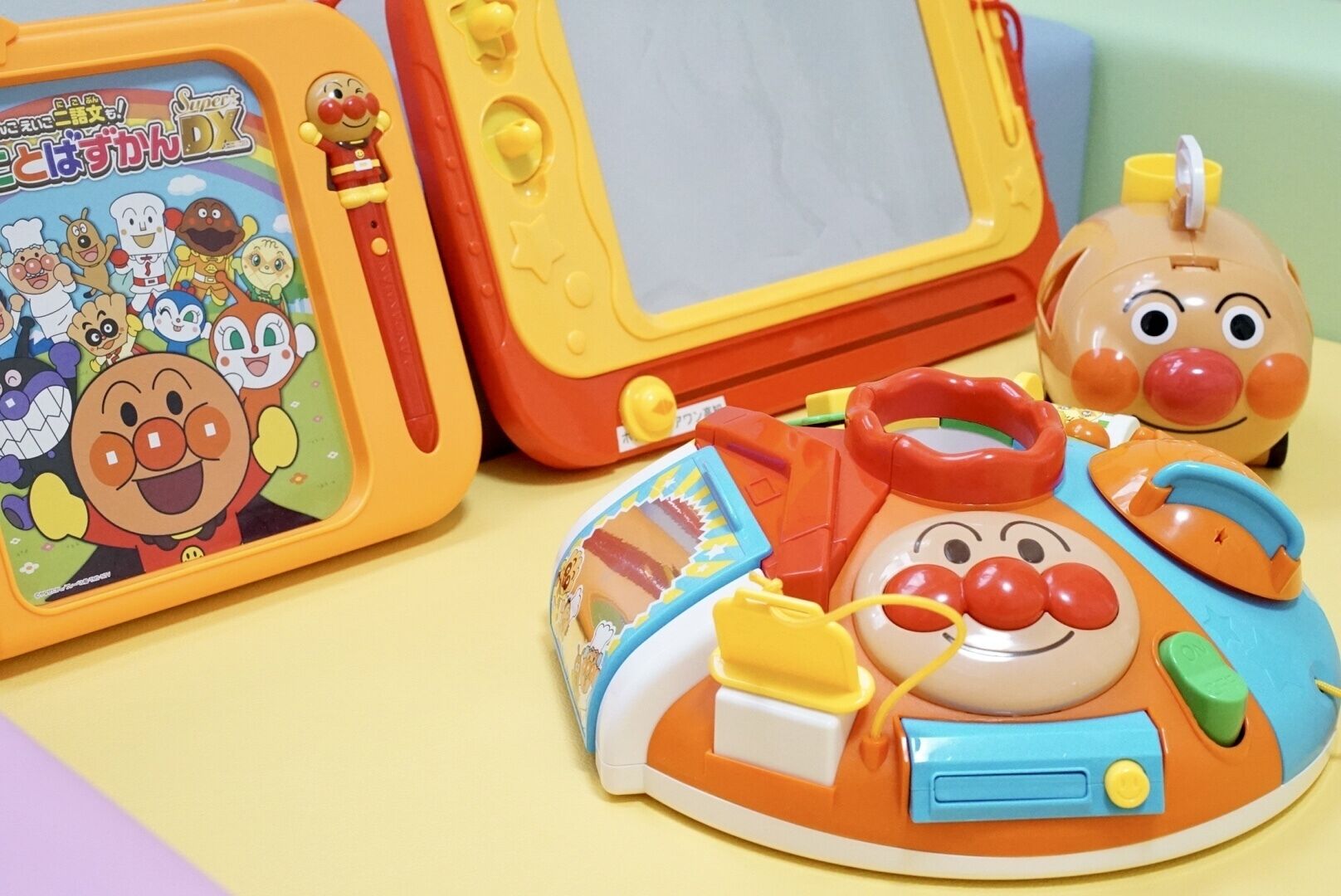 Un juguete infantil con un personaje de dibujos animados y un control de juego.