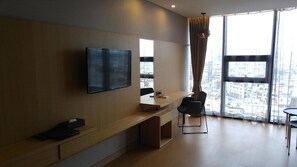 Escritorio, wifi gratis, ropa de cama