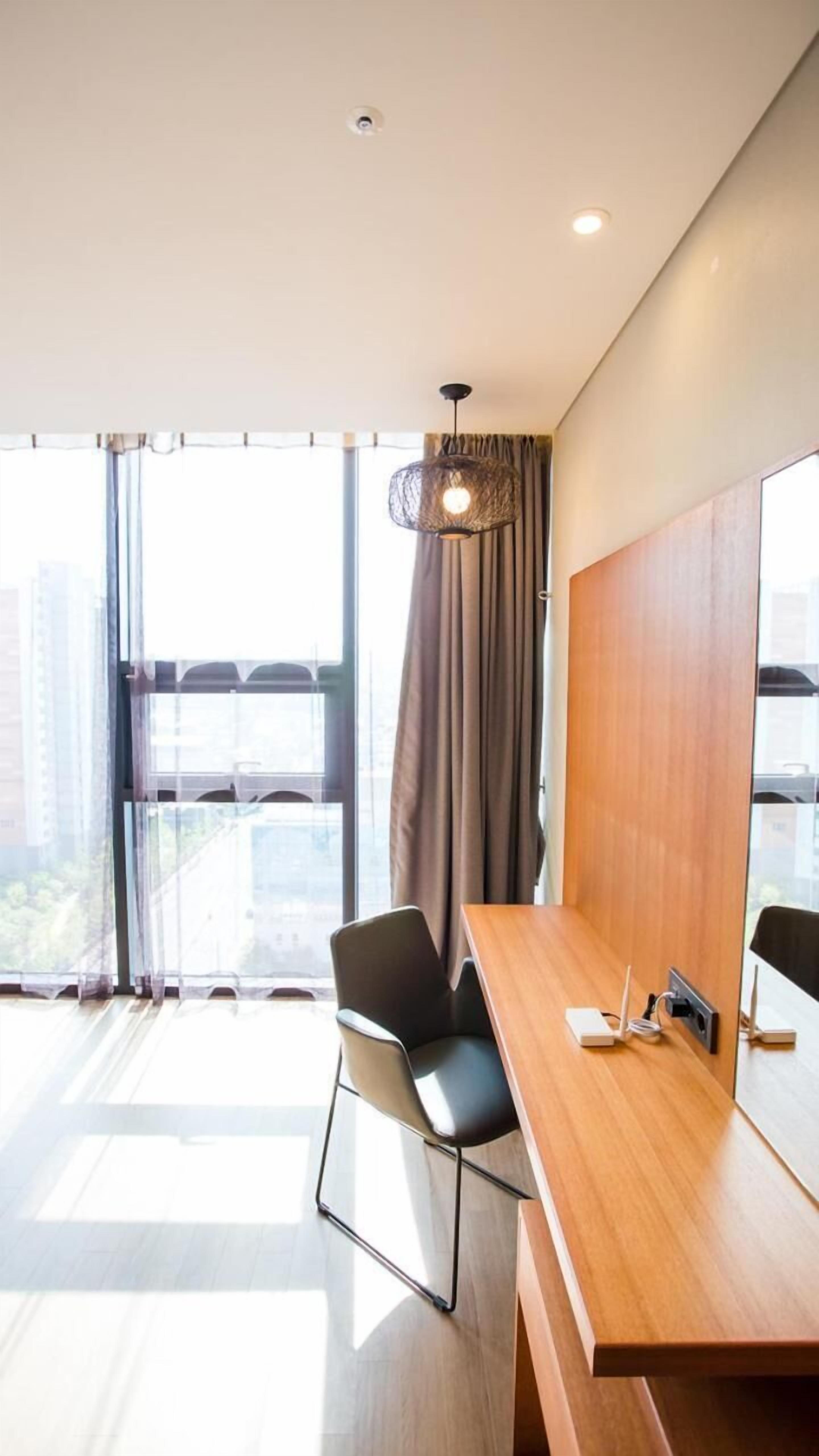 1 bedroom, desk, free wifi, bed sheets