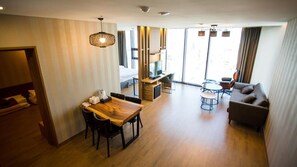 Una televisión de pantalla plana