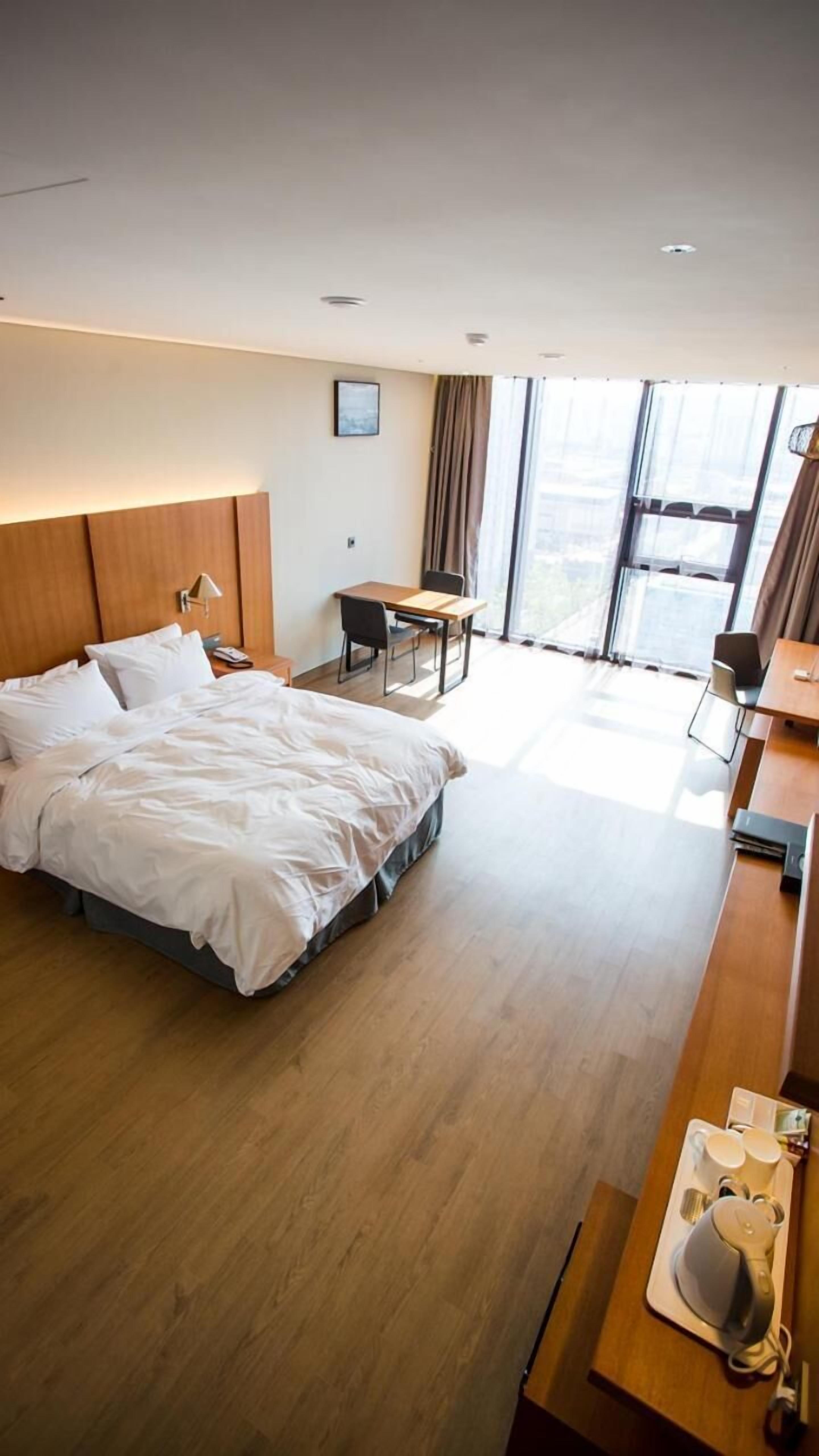 1 bedroom, desk, free wifi, bed sheets