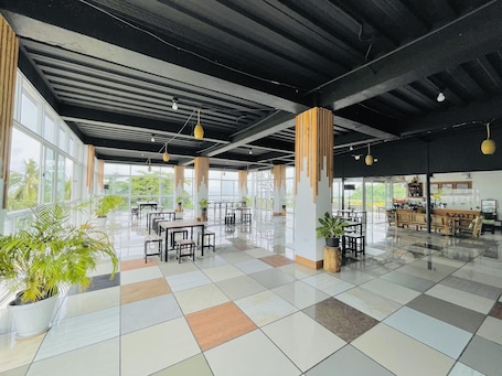 Breakfast and lunch served, ocean views