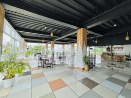 Breakfast and lunch served, ocean views 