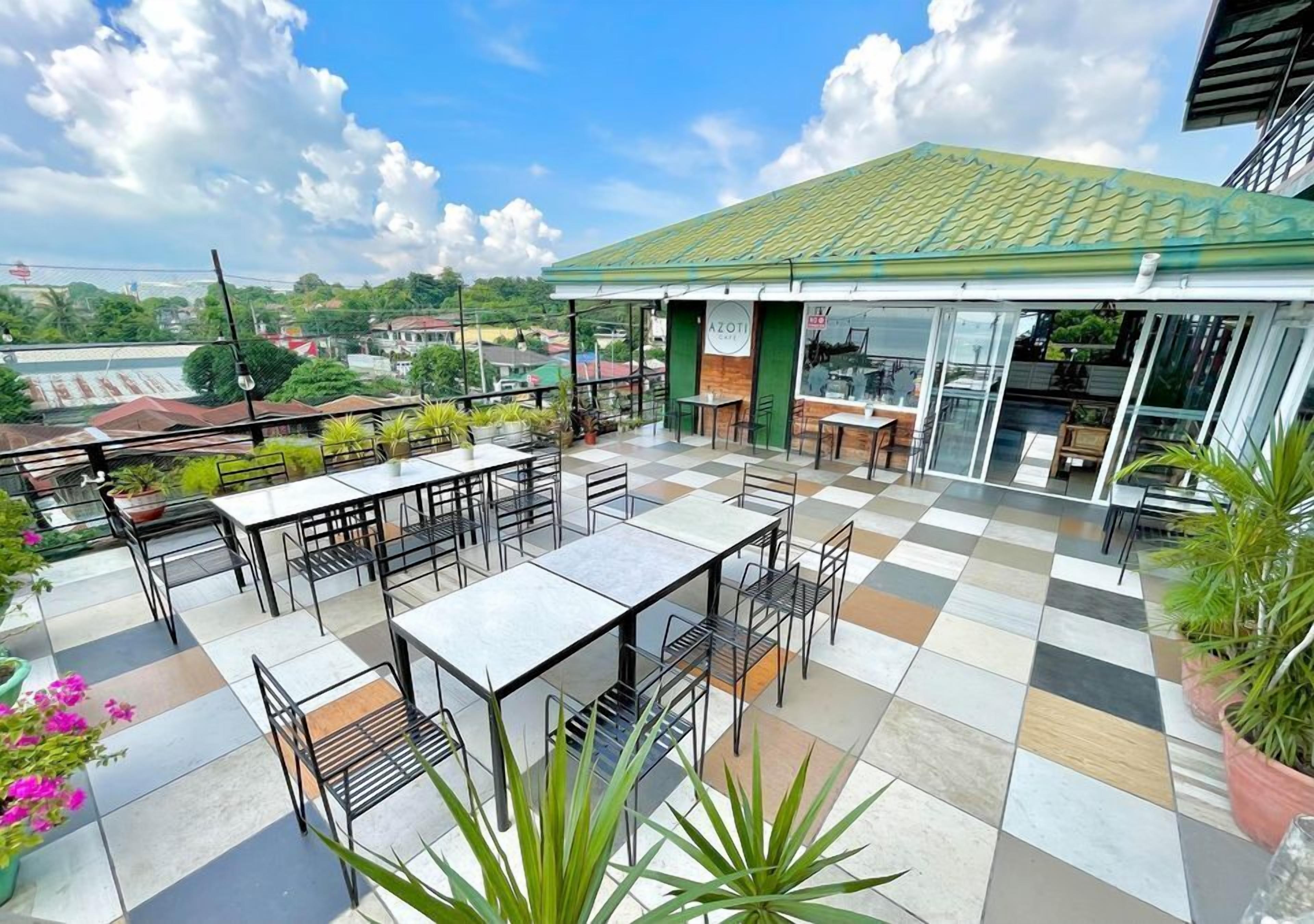 Breakfast and lunch served, ocean views 