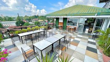 Breakfast and lunch served, ocean views