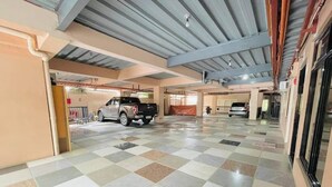 Amplio estacionamiento techado con piso a cuadros y numerosos espacios.