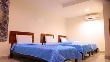 Habitación triple Deluxe | Wifi gratis y ropa de cama