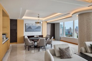 Suite, 1 kingsize-seng (Ambassador Suite) | Sengetøy av topp kvalitet, dundyner og senger med Select Comfort-madrass