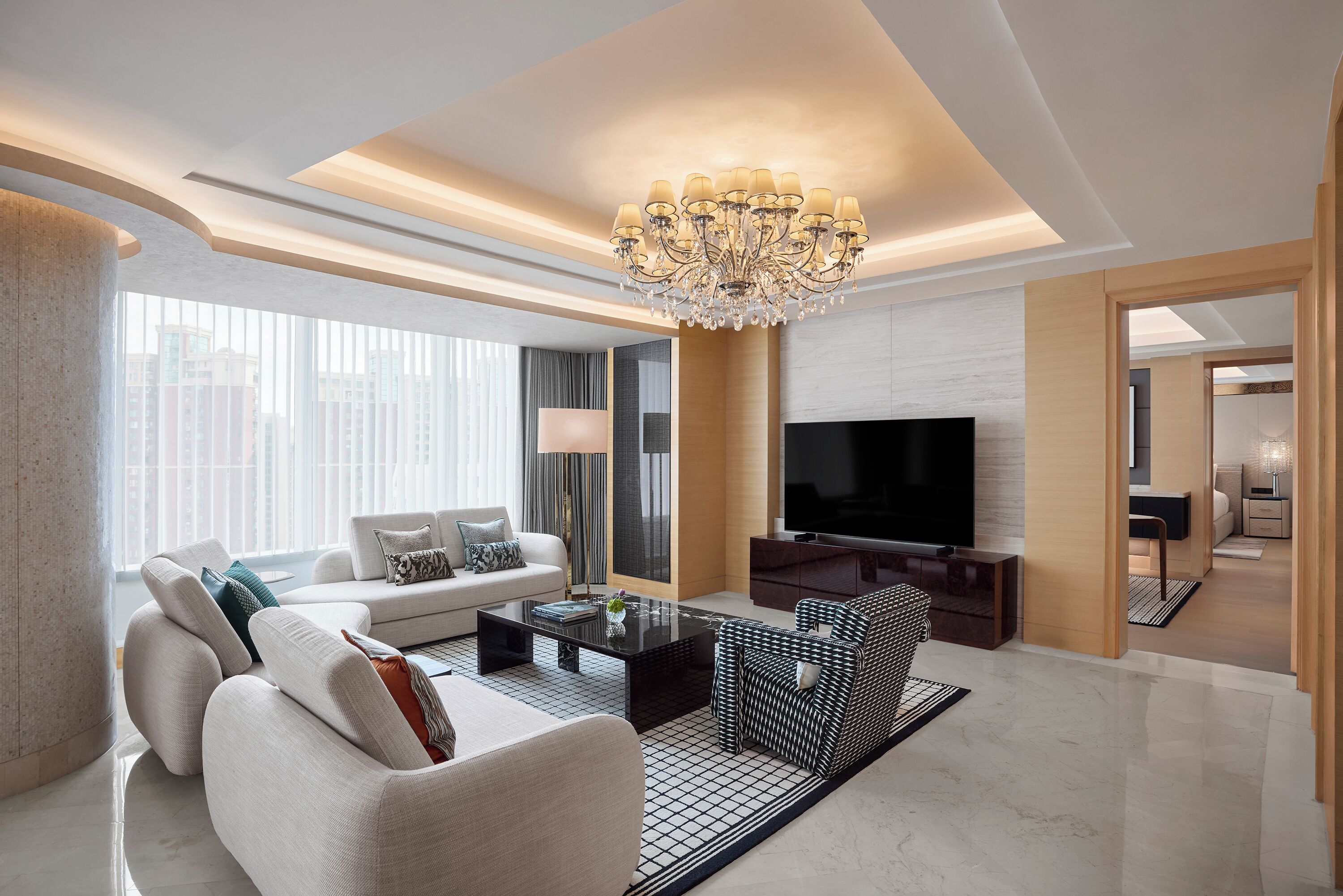 Een moderne woonkamer met een bank, salontafel en televisie.