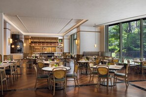 Breakfast, lunch, dinner served; Italian cuisine 