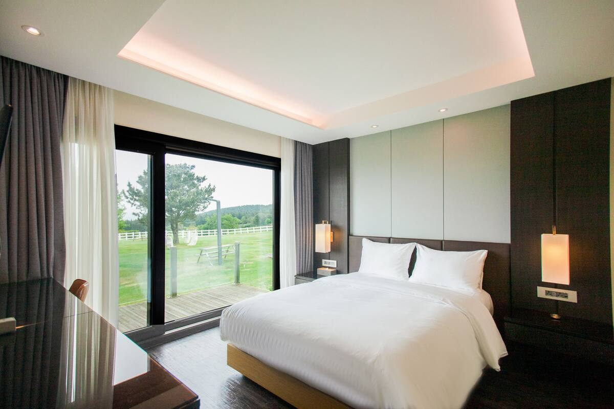 Premium Vill (Breakfast for 4 included) | In-room safe, desk, laptop workspace, blackout curtains