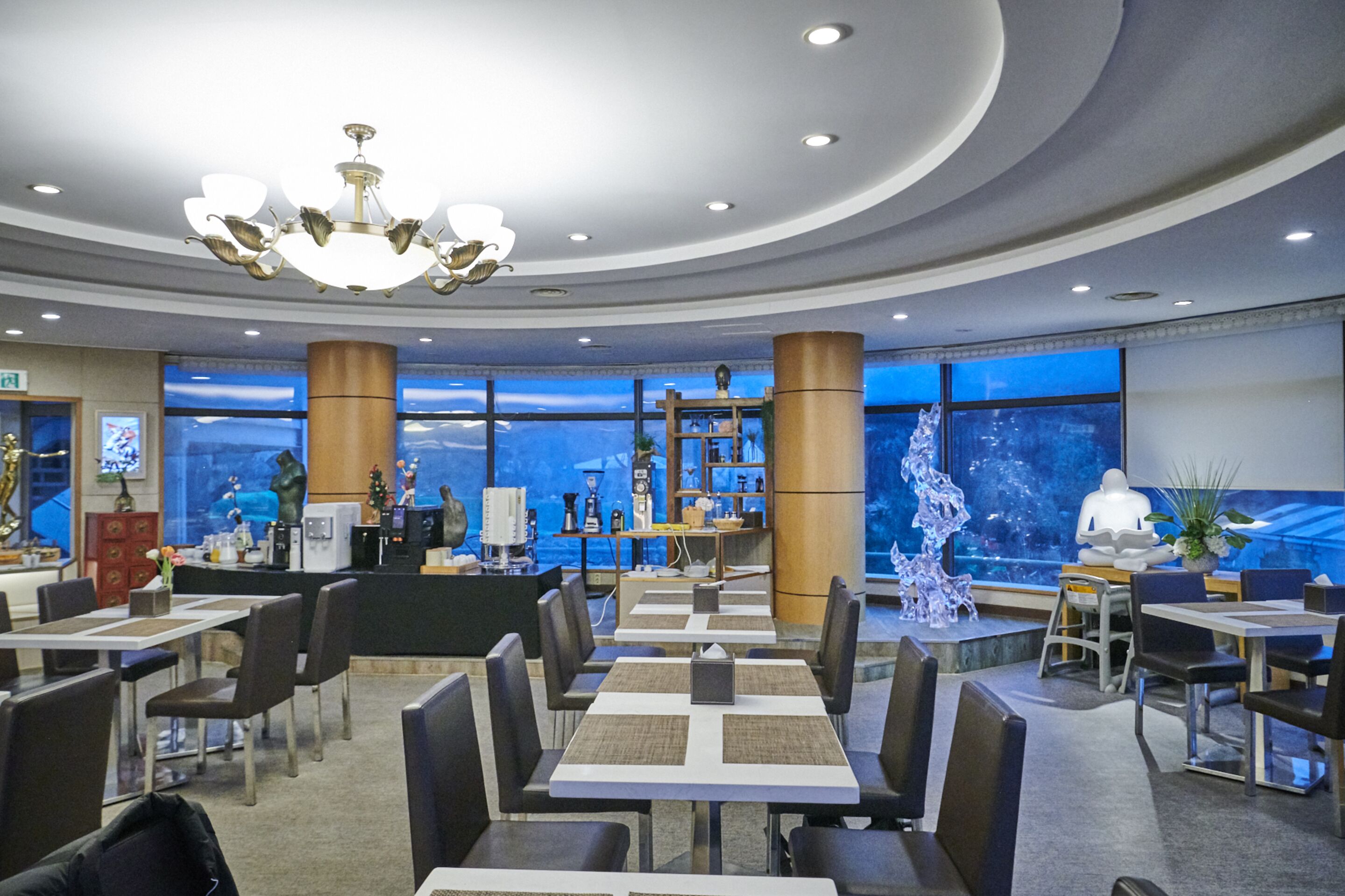 Daily buffet breakfast (KRW 45000 per person)