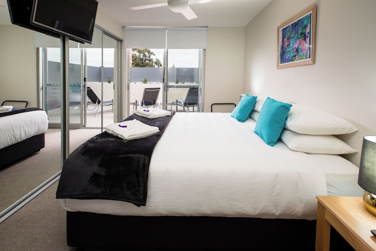Deluxe Apartment, 2 Bedrooms | Soundproofing, iron/ironing board, WiFi (free), bed sheets