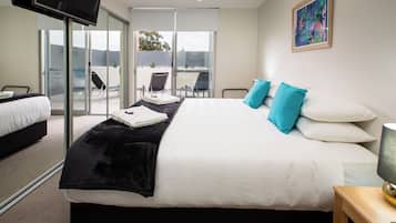 Deluxe Apartment, 2 Bedrooms | Soundproofing, iron/ironing board, free WiFi, bed sheets