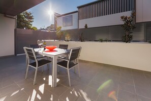 Terrace/patio - Hamilton Executive Apartments (Hamilton)