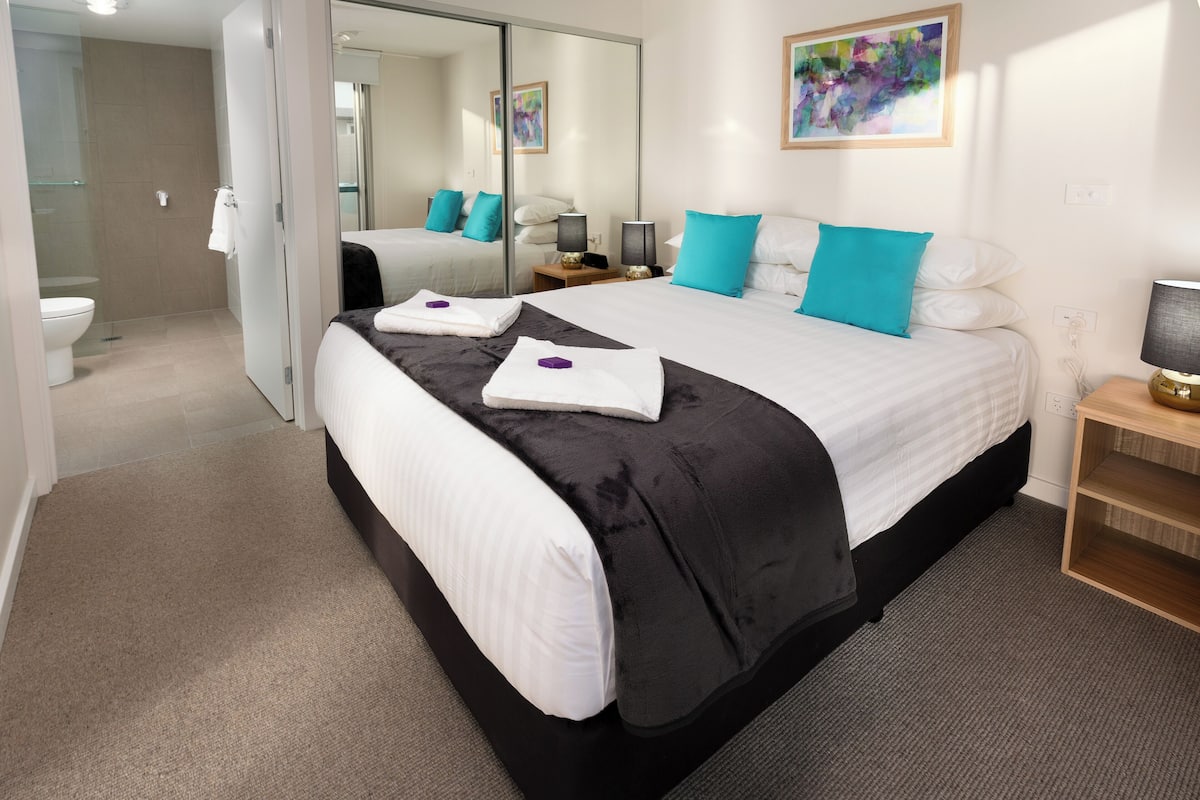Soundproofing, iron/ironing board, WiFi (free), bed sheets