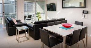 Living area - Hamilton Executive Apartments (Hamilton)
