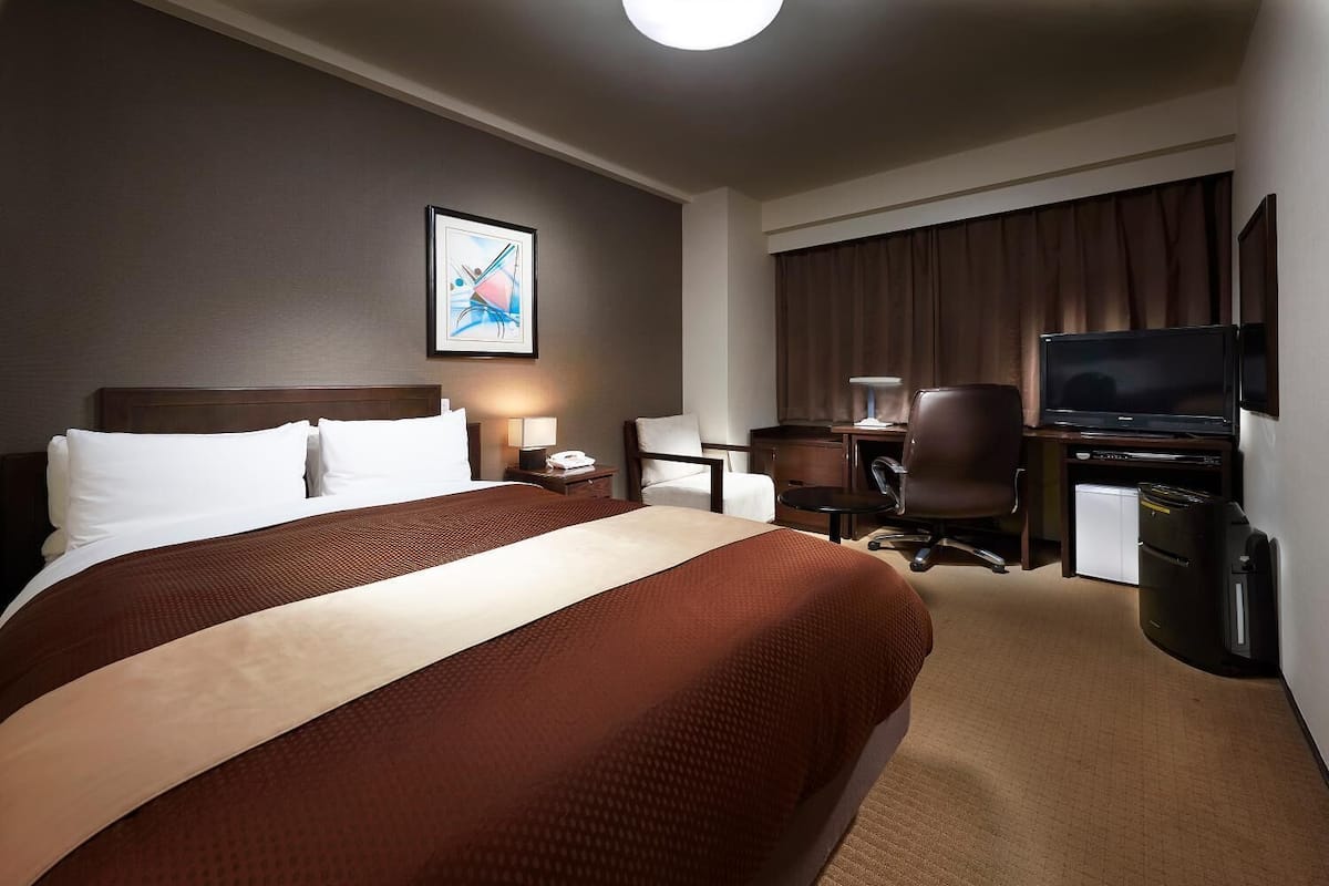 premium bedding, desk, free wifi