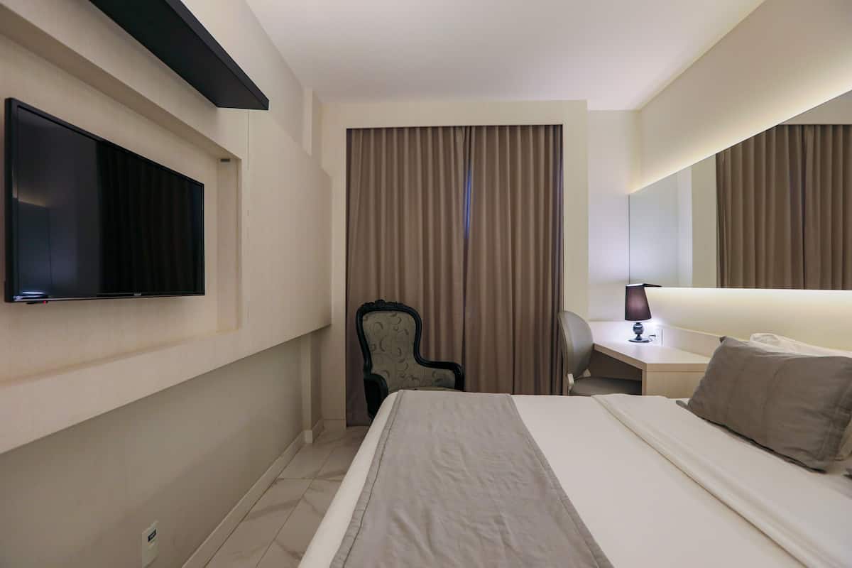 Luxury-Zimmer, 1 Queen-Bett | Minibar, Zimmersafe, laptopgeeigneter Arbeitsplatz