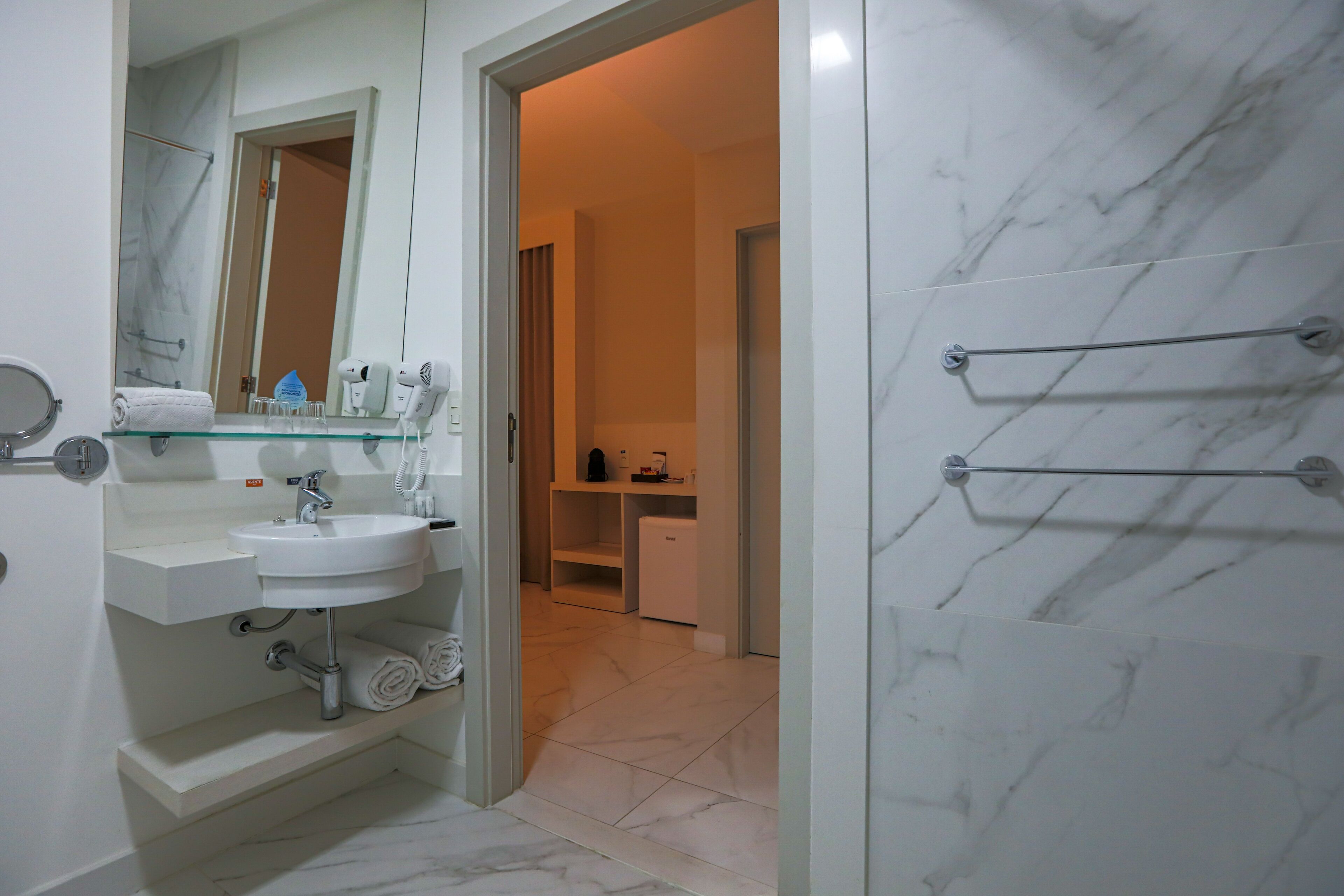 minibar, in-room safe, laptop workspace, iron/ironing board