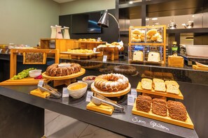 A bakery display with various breads and pastries. - Aera Rio de Janeiro Copacabana (Rio de Janeiro)