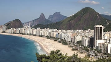 Perto da praia, areia branca, toalhas de praia 