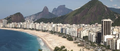 Una playa cerca, arena blanca, toallas de playa