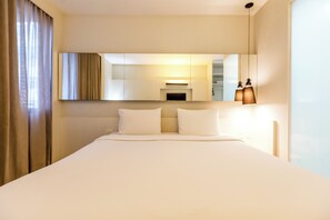 A hotel room with a large bed, a mirror, and a nightstand with a lamp. - Aera Rio de Janeiro Copacabana (Rio de Janeiro)