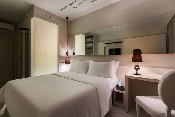 Superior Room, 1 King Bed | Minibar, in-room safe, laptop workspace, iron/ironing board - Nobile Hotel Copacabana Design (Rio de Janeiro)