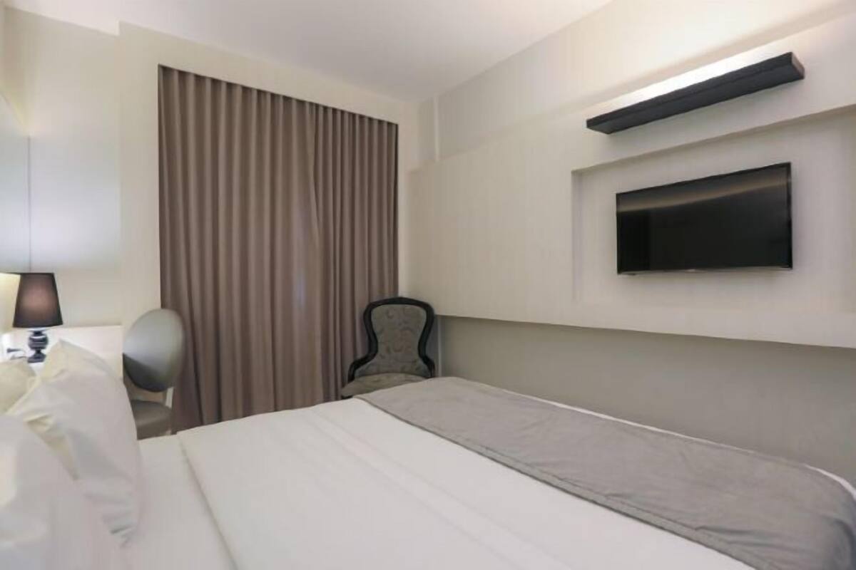 Minibar, in-room safe, laptop workspace, iron/ironing board