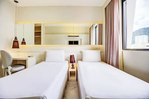 Luxo Twin Room | Frigobar, cofres nos quartos, espaço de trabalho para notebook