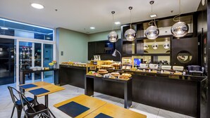 A modern kitchen with a central island, bar stools, and pendant lighting. - Aera Rio de Janeiro Copacabana (Rio de Janeiro)