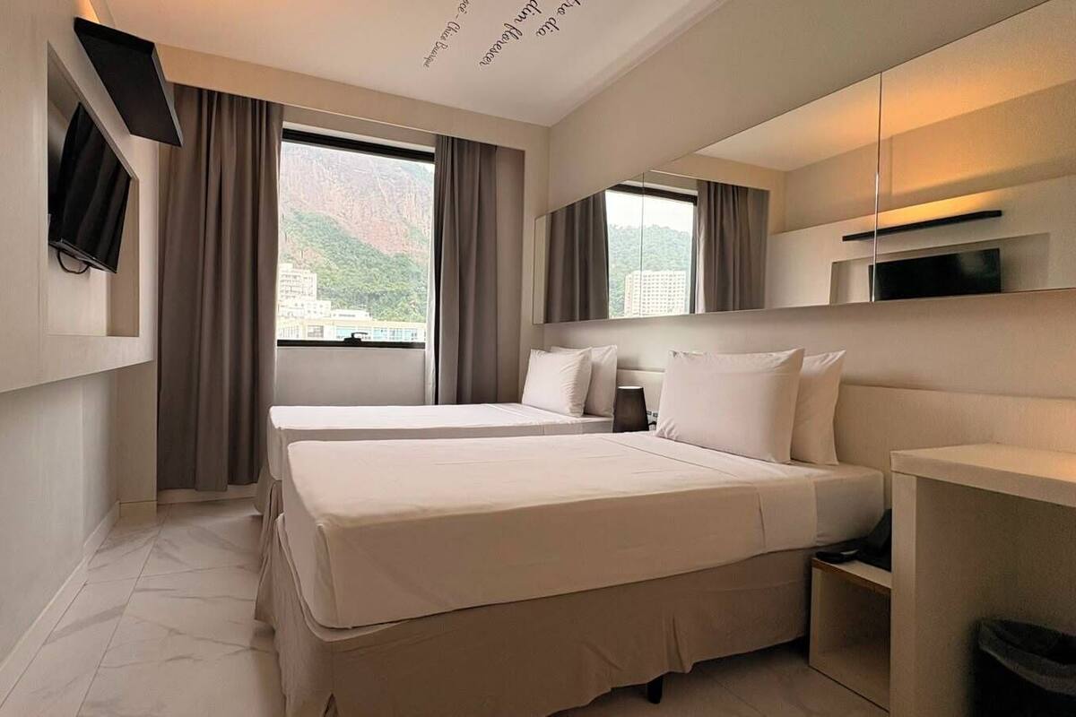 Luxo Twin Room | Minibar, in-room safe, laptop workspace, soundproofing